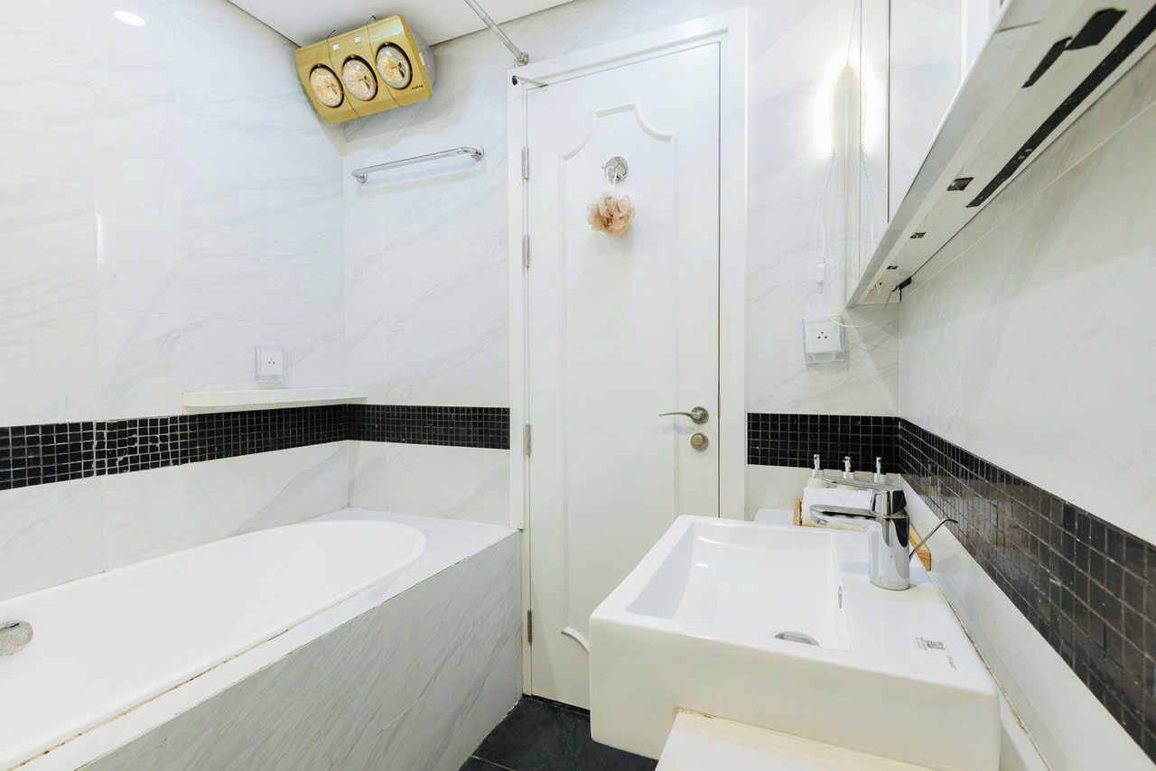Une salle de bain avec une baignoire, un lavabo et une douche.