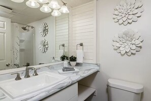 Bathroom - Downtown Gatlinburg condo next to Anakeesta (Gatlinburg)