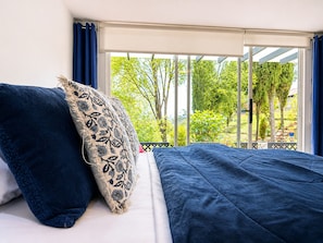 5 bedrooms, iron/ironing board, WiFi, bed sheets