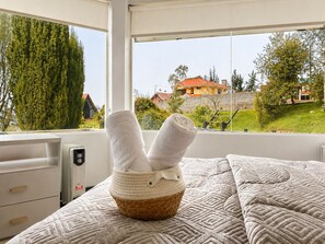 5 bedrooms, iron/ironing board, WiFi, bed sheets
