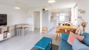 A modern apartment with a living room, dining area, kitchen, and a TV. - Lovely Sea View 2BDR Flat in Edinburgh (Edinburgh)