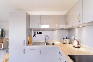 Fridge, oven, stovetop, dishwasher - Lovely Sea View 2BDR Flat in Edinburgh (Edinburgh)