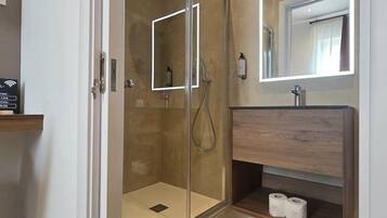 Deluxe-Doppelzimmer, Blick auf den Innenhof | Badezimmer | Dusche, Haartrockner, Handtücher