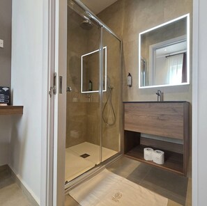 Deluxe Double Room, Courtyard View | Bathroom - Casa Lina Suites (Tas-Sliema)