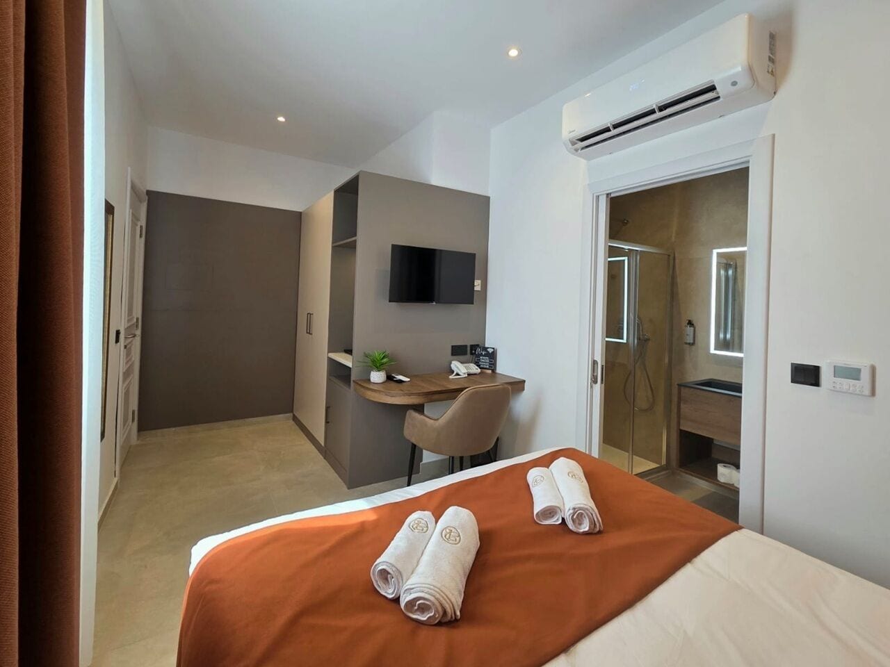 Deluxe-Doppelzimmer, Blick auf den Innenhof | Schreibtisch, laptopgeeigneter Arbeitsplatz, Verdunkelungsvorhänge