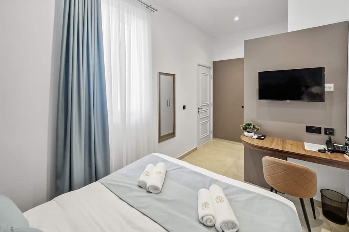 Habitación doble Deluxe, vista al patio | Escritorio, espacio para trabajar con laptop y cortinas blackout