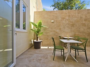 Outdoor dining - Casa Lina Suites (Tas-Sliema)