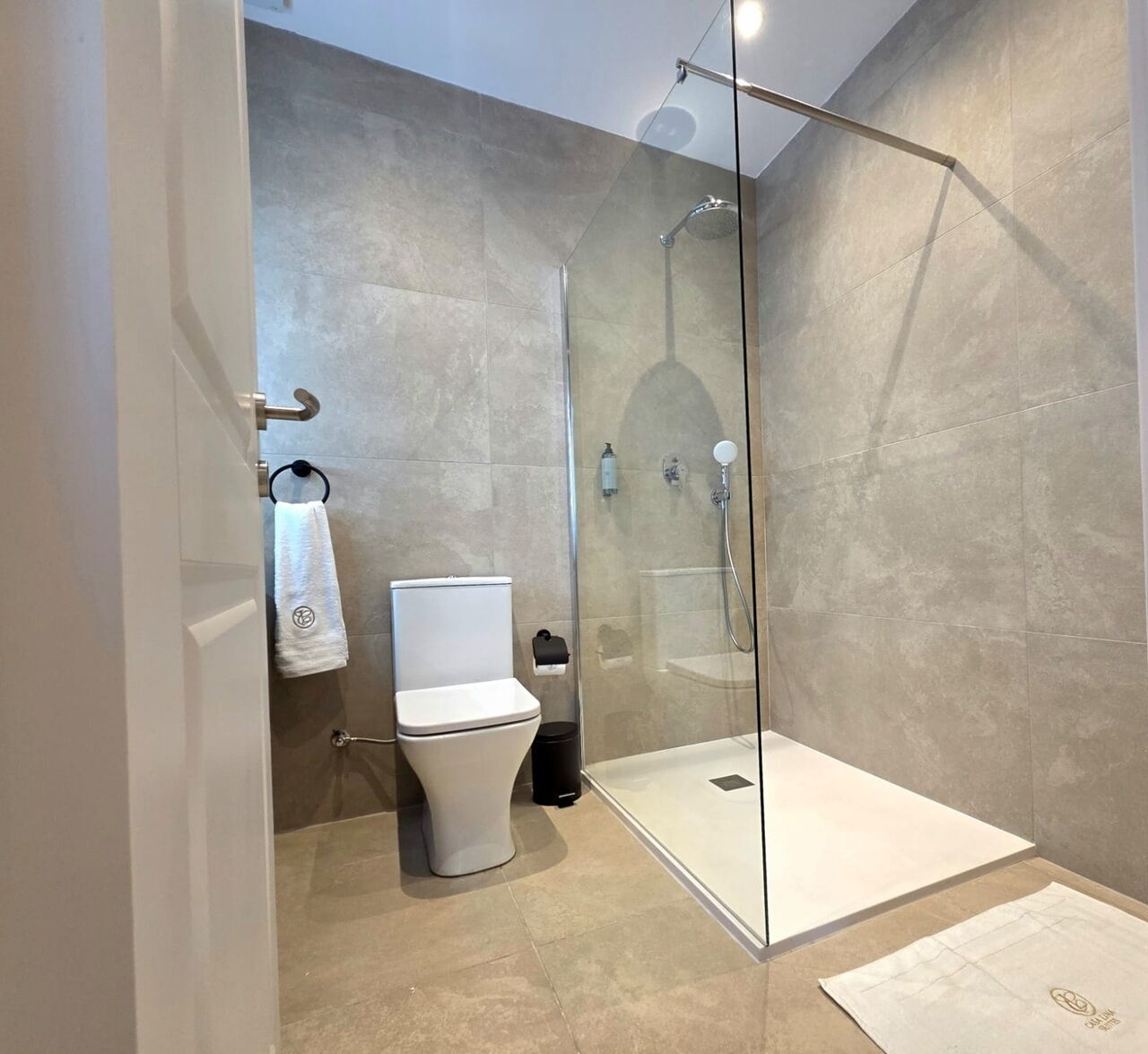 Ein modernes Badezimmer mit Duschkabine, Toilette und Waschbecken.