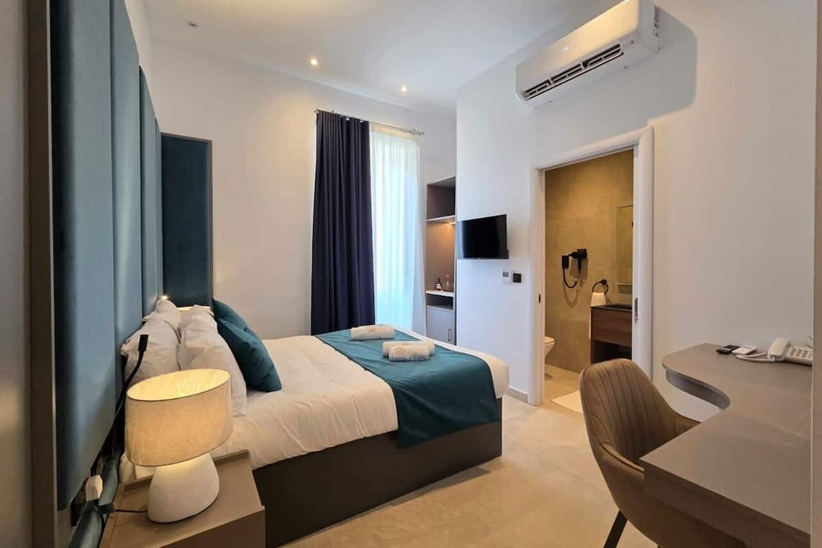 Habitación doble Confort | Escritorio, espacio para trabajar con laptop y cortinas blackout