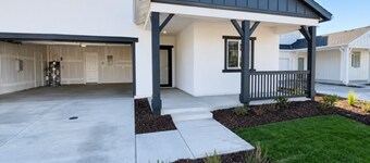 Lovely modern 5 bedroom house in Patterson CA,ensuring your stay is comfortable.