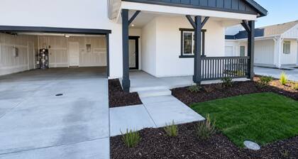 Lovely modern 5 bedroom house in Patterson CA,ensuring your stay is comfortable.