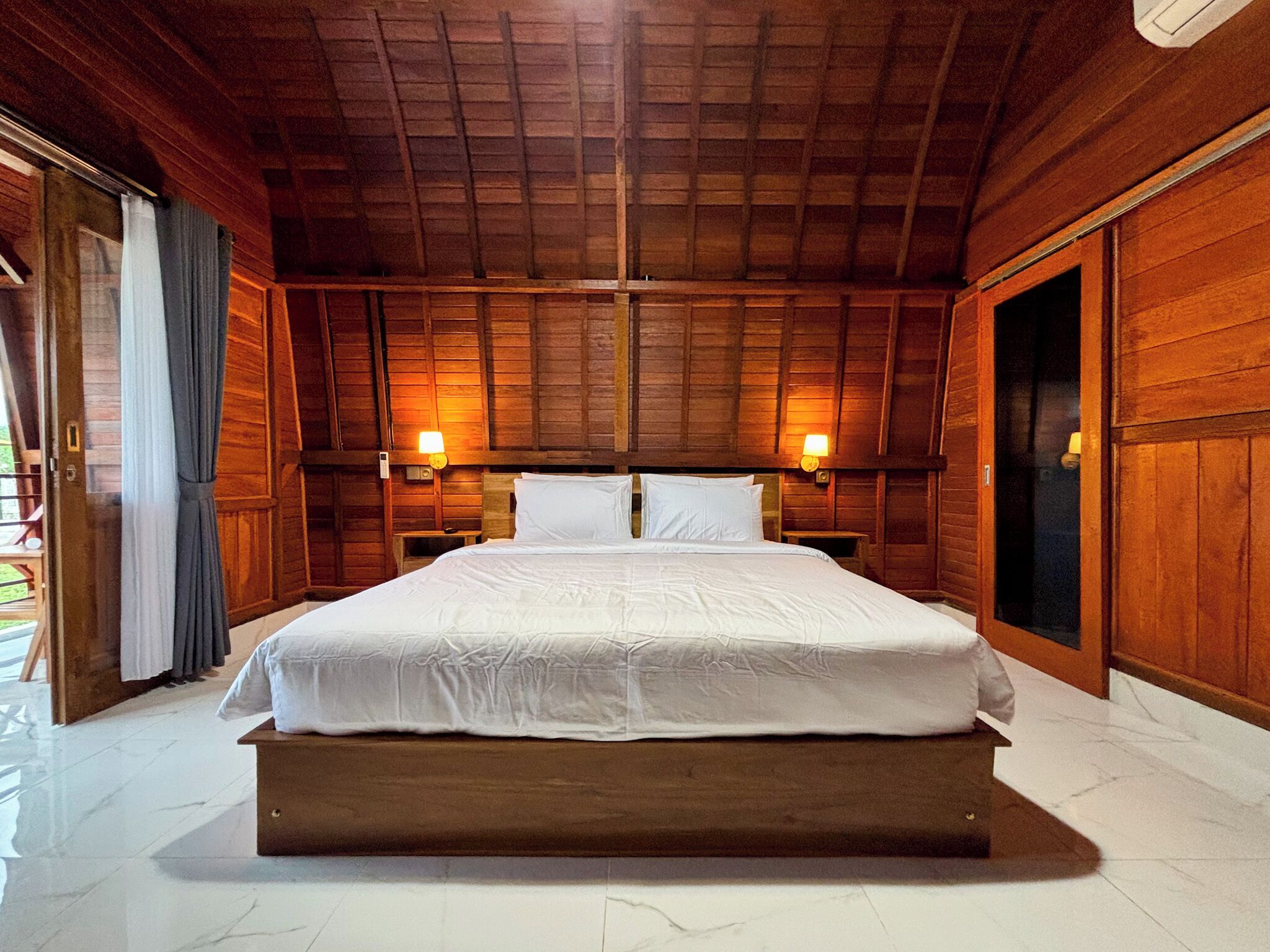 Villa, vista al jardín | Escritorio, wifi gratis y ropa de cama 