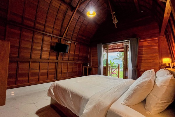 Desk, WiFi (free), bed sheets