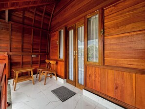 Villa, vista al jardín | Restaurante al aire libre