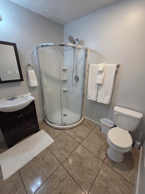 Shower, hair dryer, towels, toilet paper - Charming backyard apartment in Clearfield perfect for your next getaway (Clearfield)