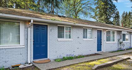 Charming Renovated 2BR Haven-Close to JBLM & Hospitals, Sleeps 6