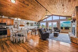 Interior - Roundtop Mountain Ridge Cabin-Spacious 3 bedroom/Separate living spaces/Mtn View (Sevierville)