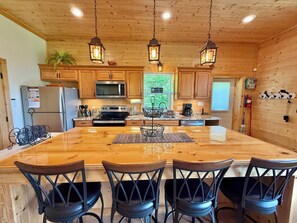 Coffee/tea maker, fridge, microwave, oven - Roundtop Mountain Ridge Cabin-Spacious 3 bedroom/Separate living spaces/Mtn View (Sevierville)