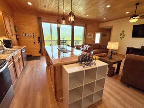 Interior - Roundtop Mountain Ridge Cabin-Spacious 3 bedroom/Separate living spaces/Mtn View (Sevierville)