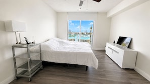 2 bedrooms, iron/ironing board, WiFi - Marina View Condo Jacuzzi, Spa & Beach Nearby (Sunny Isles Beach)