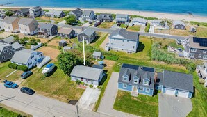Un barrio residencial con casas, una playa y un cielo despejado.