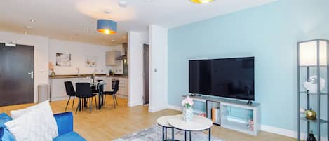 Una sala de estar moderna con un sofá, una mesa de centro y un televisor.