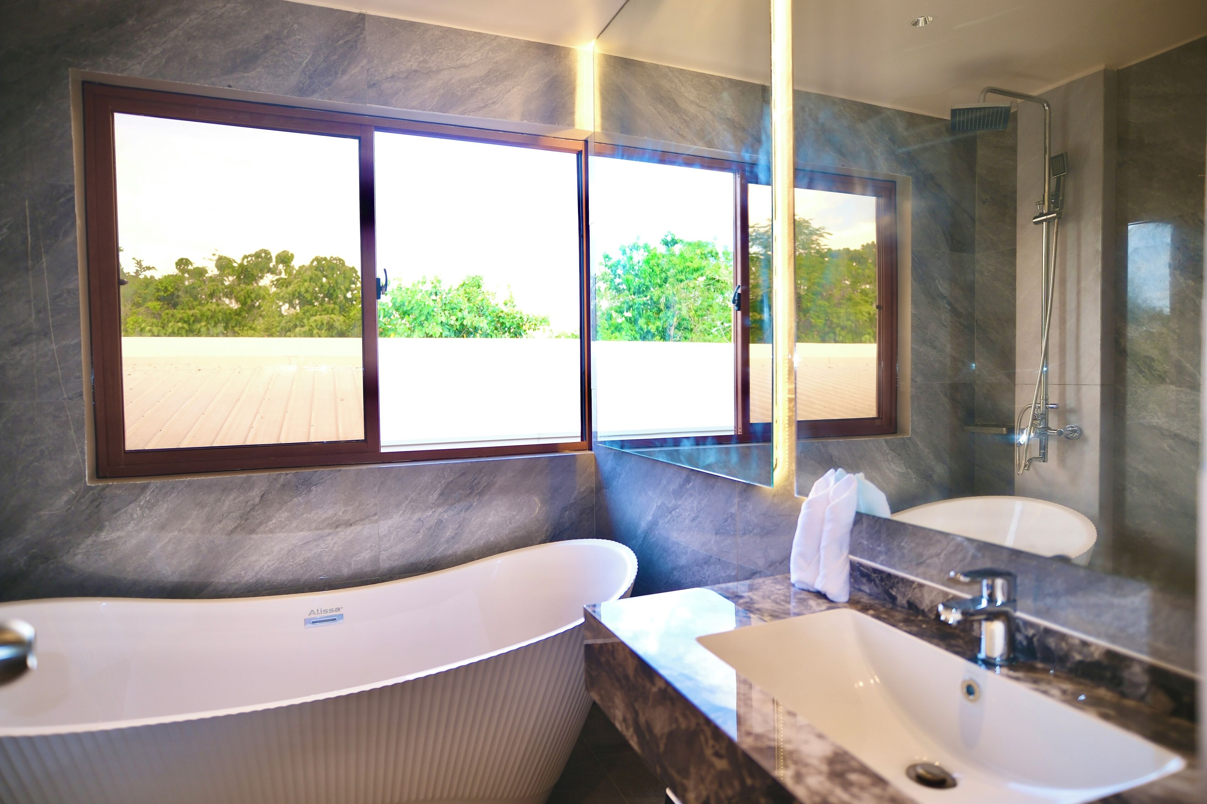 Superior Quadruple Room, Pool View | Bathroom