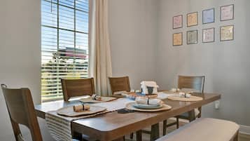 Luxury House, 4 Bedrooms | Dining