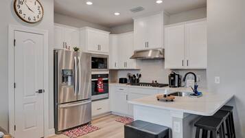 Luxury House, 4 Bedrooms | Private kitchen