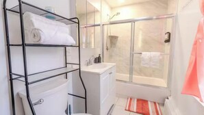ヘアドライヤー、タオル、石鹸、トイレットペーパー