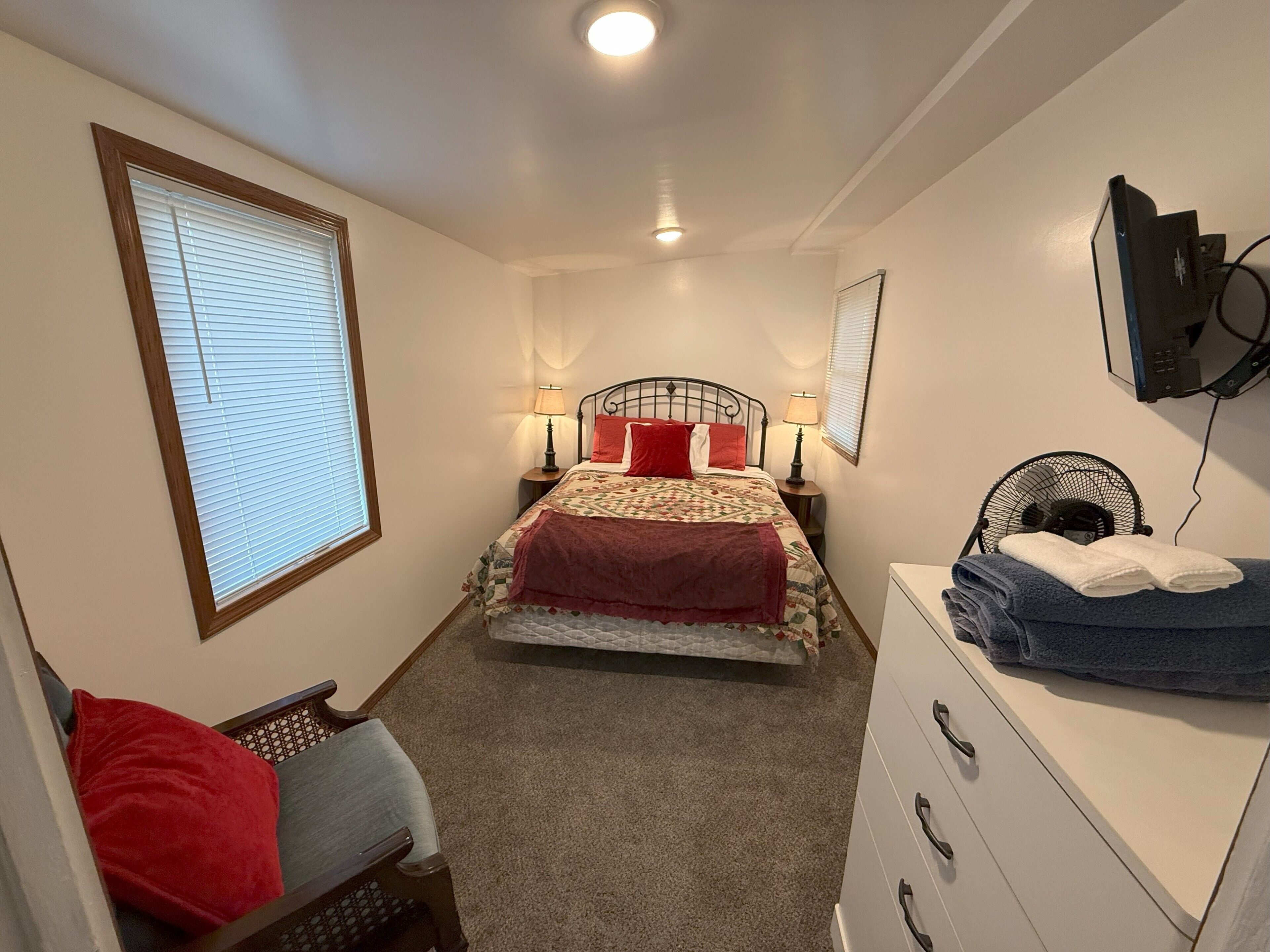 3 bedrooms, iron/ironing board, WiFi, bed sheets