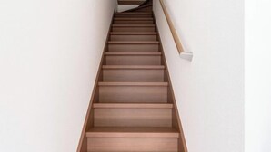 A wooden staircase with a handrail on the right side. - HANASTAY UMI (Osaka)