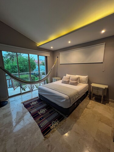 Beachfront Cabin - Pool - Hot Tub - Turkish Bath