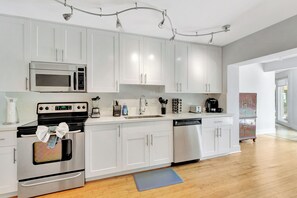 Family House, 4 Bedrooms, Non Smoking | Private kitchen - Idyllic Boca Pool Home (Boca Raton)