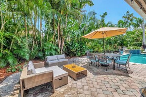 Outdoor dining - Idyllic Boca Pool Home (Boca Raton)