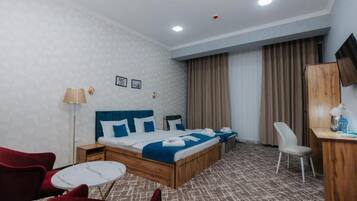 Family Triple Room | Desk