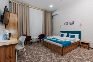 Studio Suite dành cho gia đình | Bàn