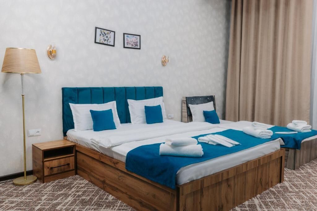 Family Triple Room | Desk