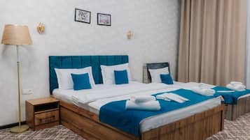 Family Triple Room | Desk