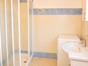 Dusche, Haartrockner, Handtücher
