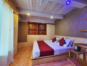 Classic Suite, Mountain View - The Woodstone Farmstay Sainj Valley (Sainj)