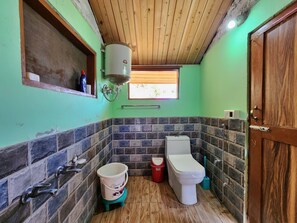 Classic Suite, Mountain View | Bathroom - The Woodstone Farmstay Sainj Valley (Sainj)