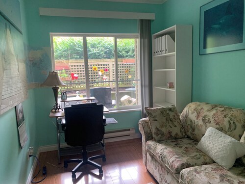 Superb 2-bedroom condo in Surrey perfect for relaxing getaways