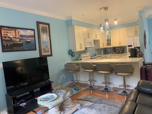 Superb 2-bedroom condo in Surrey perfect for relaxing getaways
