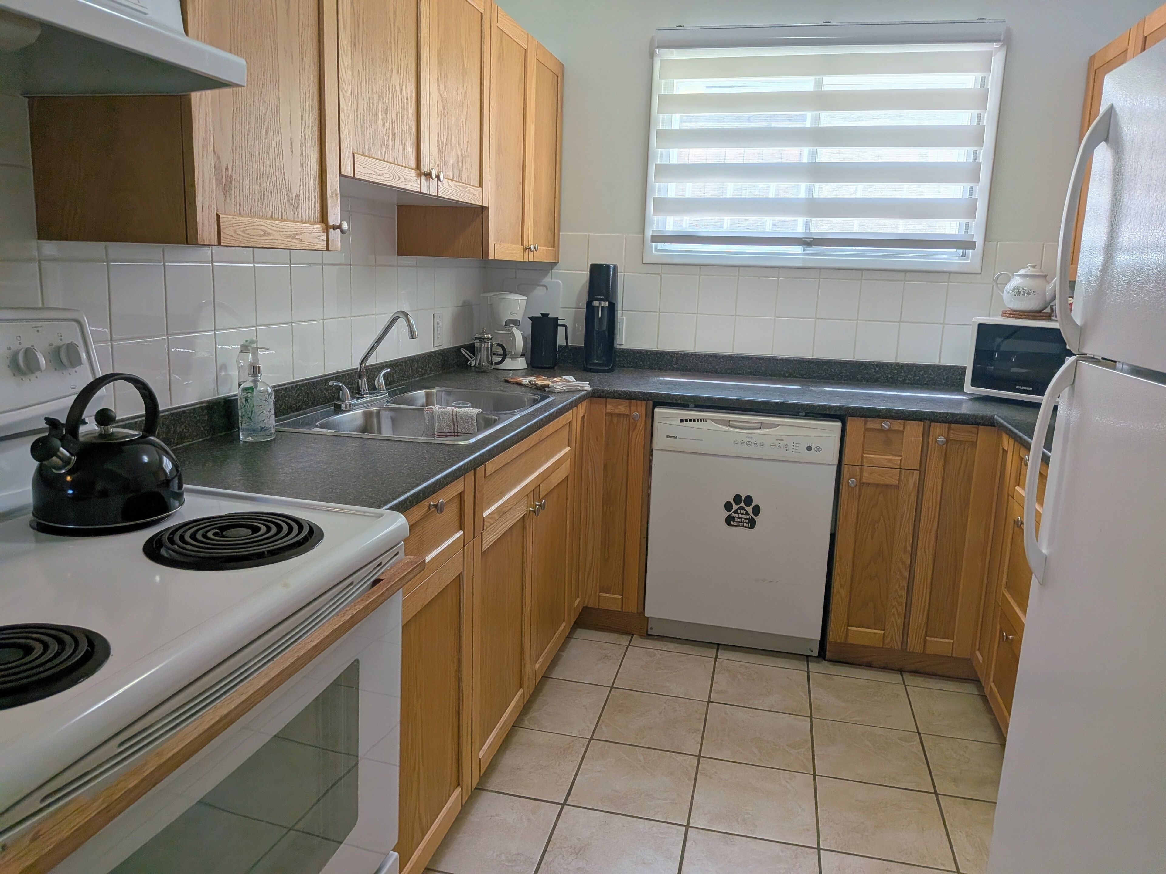 Coffee/tea maker, fridge, microwave, oven