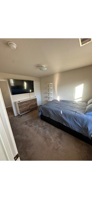 4 bedrooms, iron/ironing board, Internet, bed sheets