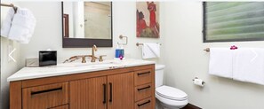 Haartrockner, Handtücher, Seife, Toilettenpapier
