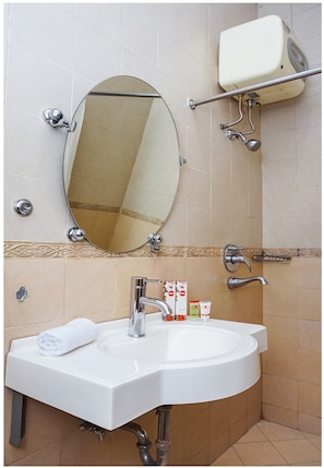 Shower - Hotel O near Pantai Padang formerly Bou (Padang)