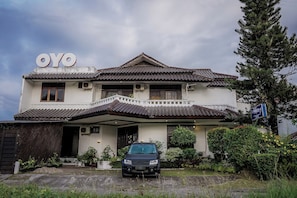 Exterior - Hotel O near Pantai Padang formerly Bou (Padang)