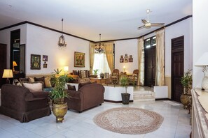 Lobby sitting area - Hotel O near Pantai Padang formerly Bou (Padang)